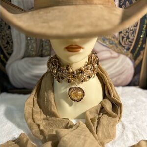 Artisanal woman pashmina.